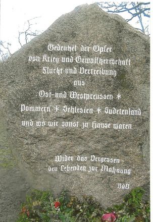 Texten på stenen i Stralsund, rest av BdV (Bund der Vertriebenen - De fördrivnas förbund), lyder: "Minns offren för krig och våldsherravälde, flykt och fördrivning från Ost- och Västpreussen, Pommern, Schlesien, Sudetlandet och andra platser där vi en gång hade vårt hem. Mot glömskan - de levande till förmaning."